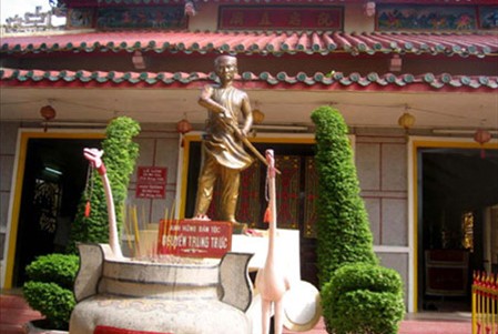 Tượng Nguyễn Trung Trực