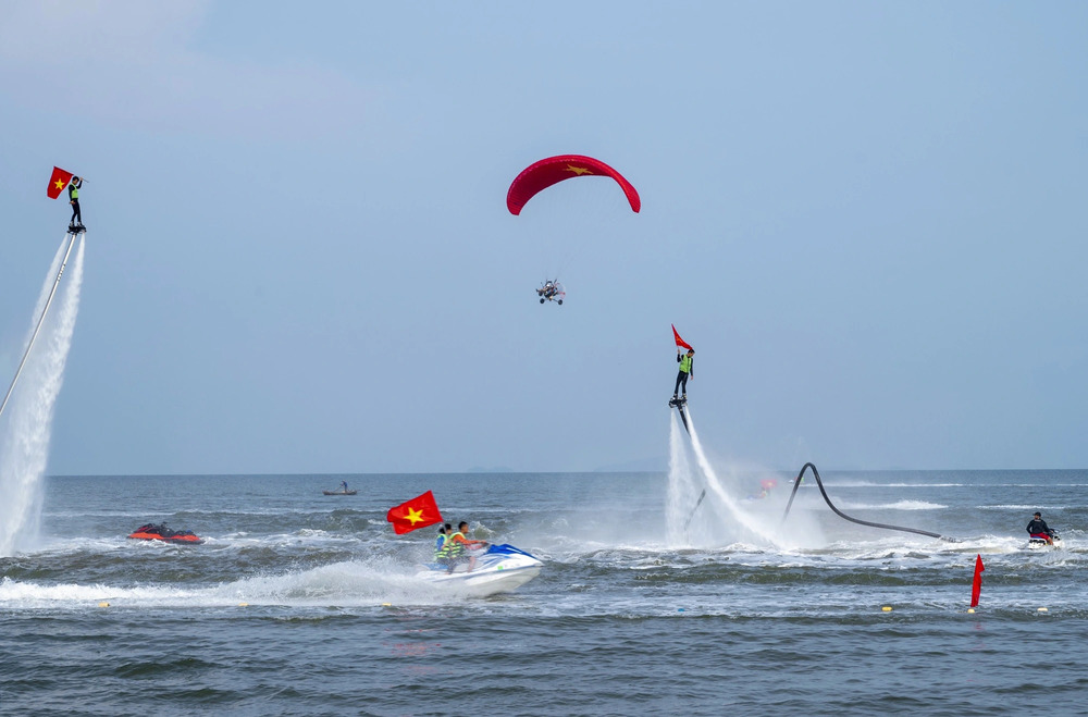 Khách du lịch trải nghiệm chơi Flyboard tại TP. Hà Tiên